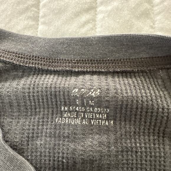 AERIE Henley Shirt Womens Medium Gray Waffle Weave Casual Retro Y2K Grunge - Picture 4 of 8